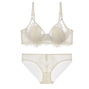 Détail d'un ensemble de lingerie en dentelle crème avec bonnets transparents et cils