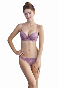 Detalle del conjunto de lencería de encaje púrpura con sujetador push-up y braguita