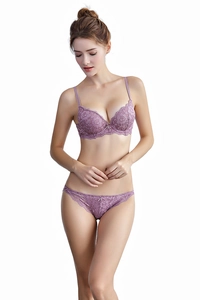 Detalle del conjunto de lencería de encaje lila con lazo de strass y bordados