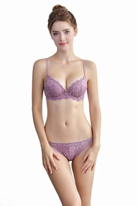 Detalle del conjunto de lencería de encaje morado con sujetador push-up y braga a juego