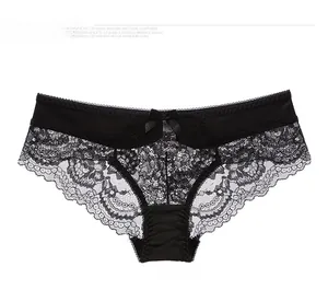Detailansicht schwarzer transparenter Blumen-Spitzenhöschen mit Satinschleife am Bund