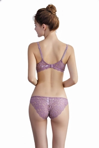 Vista trasera de lencería de encaje violeta mostrando el cierre y textura floral