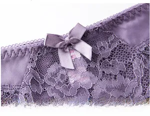 Detail der lila floralen Spitzenunterwäsche mit Satinbund und zarter Satinschleife am Bund