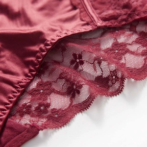 Slip in pizzo rosso vino in raso con ricamo floreale e design push-up glutei