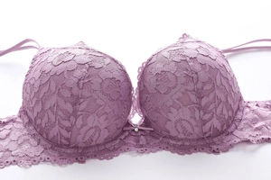 Detalle del sujetador de encaje lavanda con motivos florales y lazo decorativo