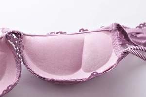Detalle de sujetador de encaje lavanda con copas acolchadas para soporte push-up real