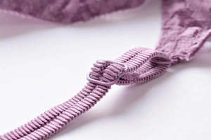 Vista de primer plano del tirante ajustable de encaje morado con tejido elástico
