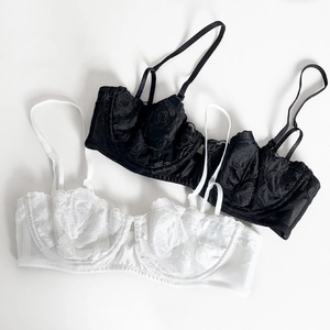 Eleganter Spitzen BH Set mit Blumenstickerei in Schwarz und Weiß mit Bügel Cups