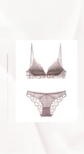 Dettaglio del set intimo in pizzo lilla con motivi a onde e design posteriore a forma di U