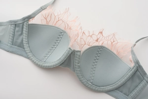 Détail de soutien-gorge en dentelle vert menthe avec bordure en dentelle cils et résille
