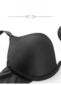 Detalle de cerca de la tela suave y sin costuras del sujetador negro en forma de U
