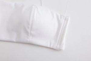 Dettaglio del reggiseno bianco senza cuciture con cuciture fini e spallina sottile