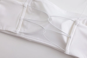 Dettaglio ravvicinato del reggiseno bianco senza cuciture con spalline incrociate