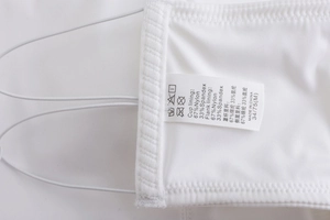 Dettaglio dell'etichetta di cura per reggiseno bianco senza cuciture con info sui materiali