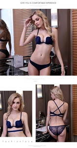 Detalle posterior del sujetador push-up sin costuras azul oscuro con tirantes y encaje