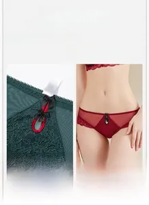 Détail de culottes en dentelle rouge et verte montrant broderie et maille filet