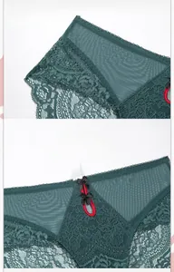 Détail de la culotte en dentelle vert foncé avec doublure en maille et nœud décoratif