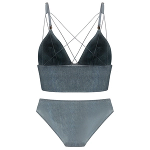 Detail von denimblauem Triangel-Bralette-Set mit Multi-Straps und glatter Denim-Textur