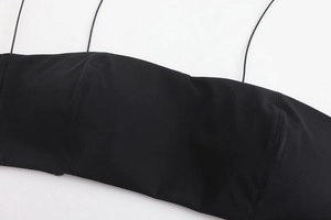 Dettaglio del reggiseno nero senza ferretto con spalline sottili e cuciture curate