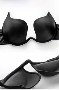 Primer plano detallado del sujetador negro invisible en U con copas push-up 3D