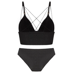 Detail von schwarzem nahtlosem Lingerie-Set mit Glitzerstoff und eleganten Kreuzträgern
