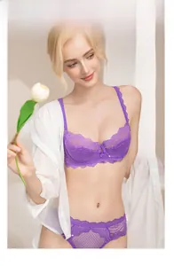 Detalle del conjunto de lencería de encaje morado con diseño de copa corazón