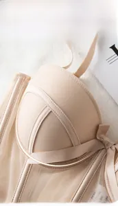 Detalle de sujetador beige con aro suave, tejido de malla fina y cintas cruzadas