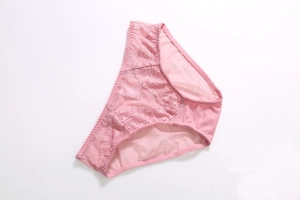 Vista detallada de las bragas de encaje rosa transparente con delicado bordado floral
