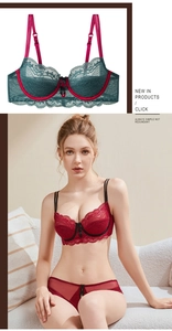 Detail van bordeauxrode kanten lingerieset met bloemenborduurwerk en beugelondersteuning