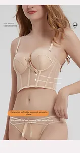 Detalle de conjunto de sujetador largo color piel con soporte lateral y encaje