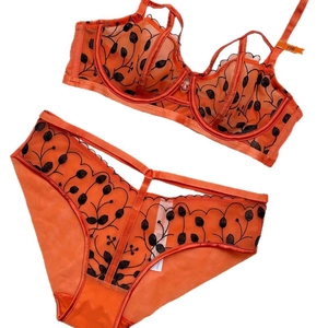 Conjunto de lencería de encaje naranja brillante con bordado negro y malla fina