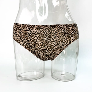 Detalle del estampado de leopardo sexy y la textura de seda de hielo sin costuras transpirable