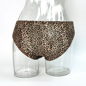 Primer plano detallado de bragas sin costuras de seda de hielo con estampado de leopardo