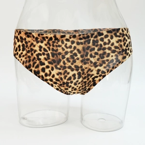 Detalle de bragas sin costuras con estampado de leopardo en un maniquí transparente