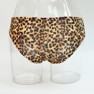 Vista detallada de las bragas con estampado de leopardo en maniquí transparente