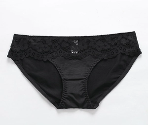 Detalle de encaje negro y bordado floral en bragas de algodón de corte bajo