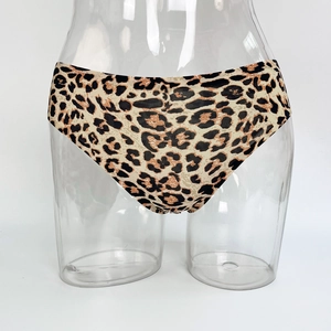 Vista detallada de las bragas de bikini con estampado de leopardo para mujer en maniquí