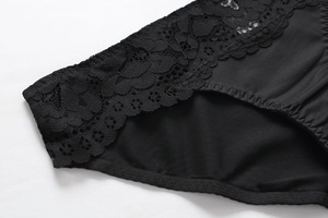 Detalle macro de encaje floral negro y tela de satén sedoso en estas bragas de mujer