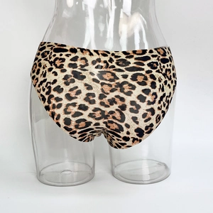 Detalle de bragas sin costuras con estampado de leopardo y tejido de seda de hielo suave