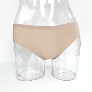 Detalle de braguitas beige sin costuras en seda de hielo con acabado fino de los bordes