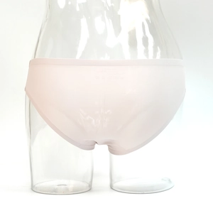 Bragas de seda de hielo rosa claro sin costuras con bordes cortados con láser en maniquí