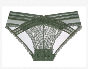 Vue détaillée de la culotte en dentelle vert foncé avec motifs floraux et brides croisées