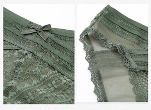 Détail de culotte en dentelle vert foncé avec maille florale fine et nœud en ruban de soie