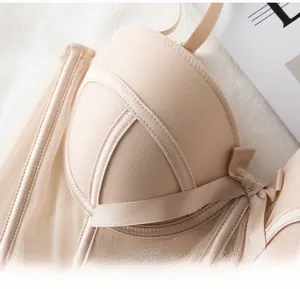 Detalle de sujetador corsé nude con malla superpuesta y copas push-up
