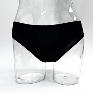Vista frontal de bragas negras sin costuras de cintura media en un maniquí transparente