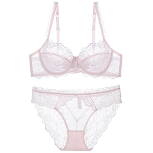 Conjunto de lencería de encaje rosa pálido con sujetador con aros y braguita