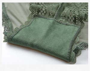 Détail de culotte en dentelle vert sauge avec gousset en coton et coutures précises