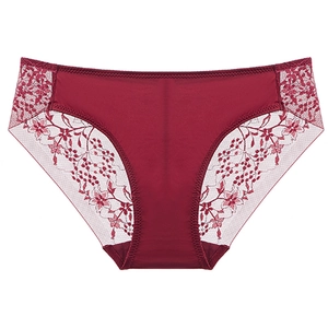 Culotte élégante rouge vin en dentelle pour femmes avec tissu soyeux et broderie florale