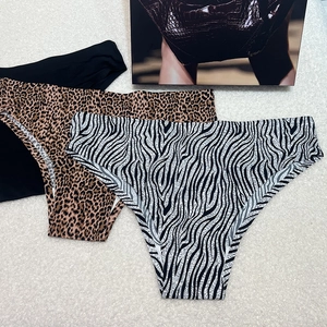 Detalle de bragas sin costuras de seda de hielo con estampado de leopardo y cebra