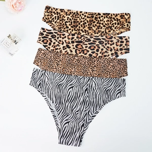 Conjunto de cuatro bragas sin costuras con estampados de leopardo y cebra